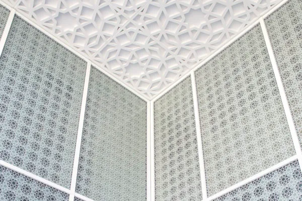The corner of the Garden of Tranquillity featuring Islamic patterns on the walls and ceiling in white.